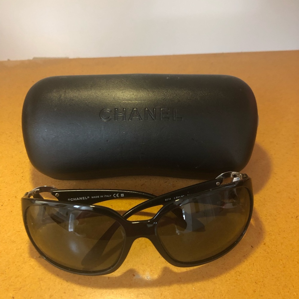 AUTHENTIC WOMENS CHANEL LOGO SUNGLASSES